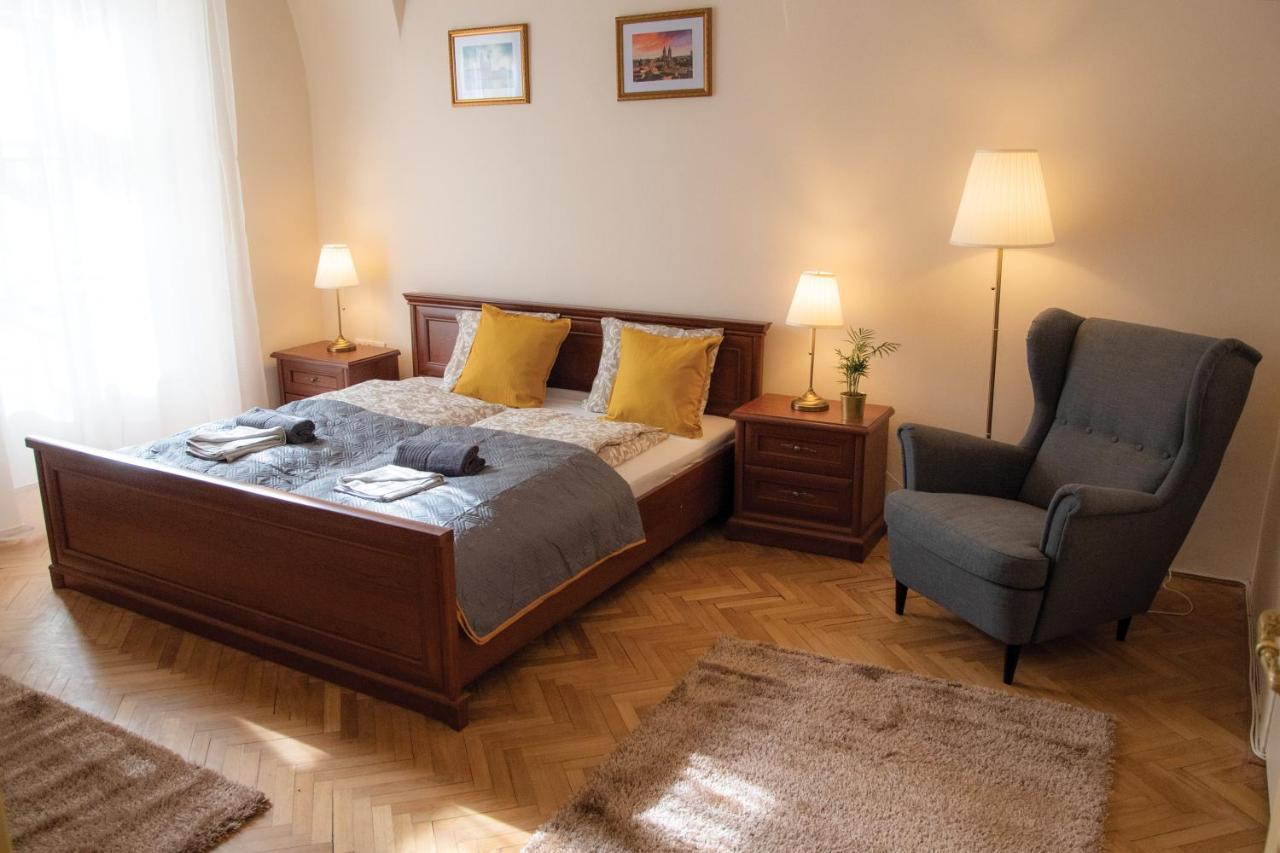 Theatroom Apartman Eger Buitenkant foto
