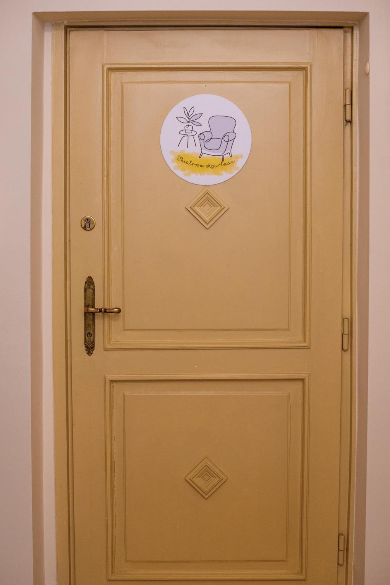 Theatroom Apartman Eger Buitenkant foto