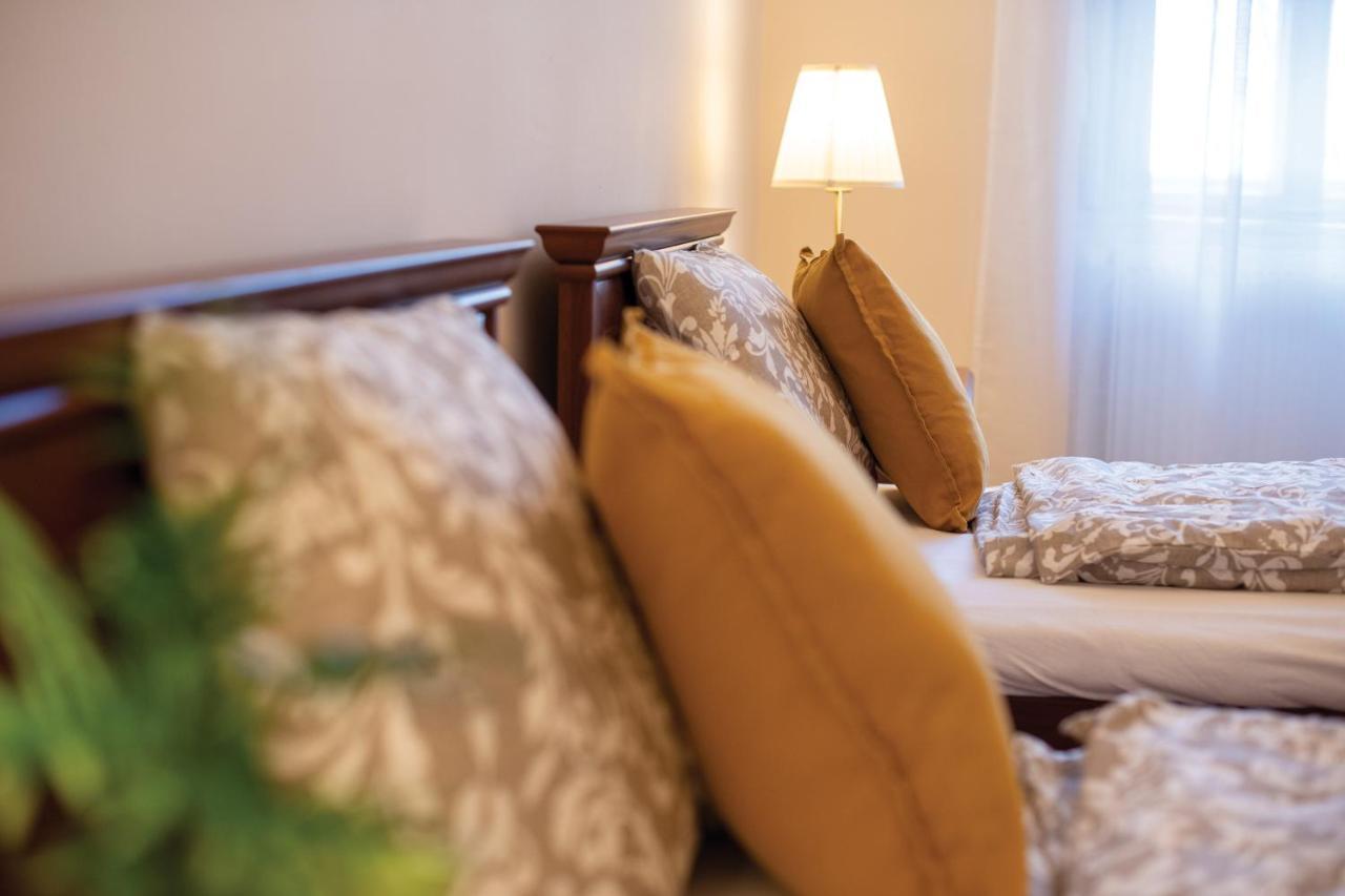 Theatroom Apartman Eger Buitenkant foto