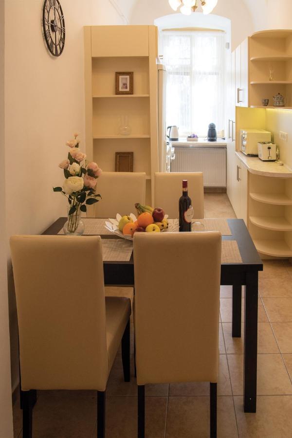 Theatroom Apartman Eger Buitenkant foto