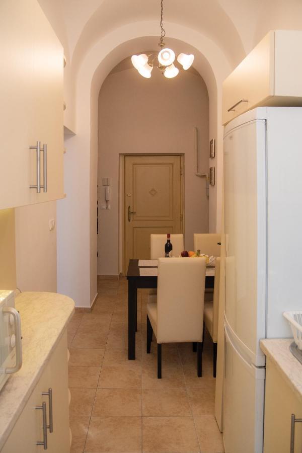 Theatroom Apartman Eger Buitenkant foto
