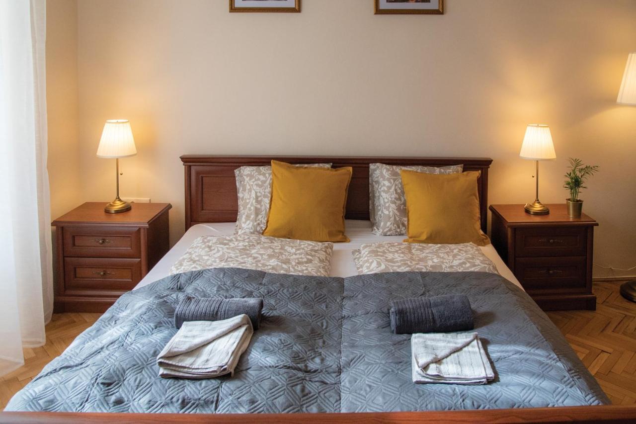Theatroom Apartman Eger Buitenkant foto