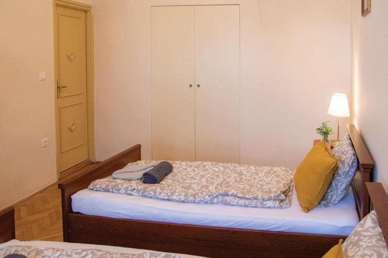 Theatroom Apartman Eger Buitenkant foto