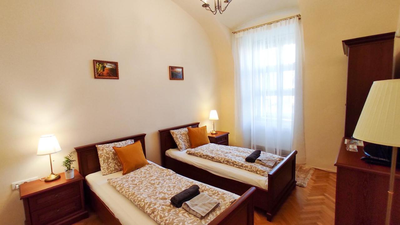 Theatroom Apartman Eger Buitenkant foto