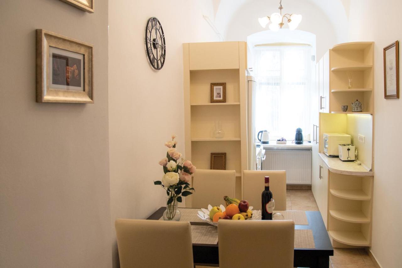 Theatroom Apartman Eger Buitenkant foto