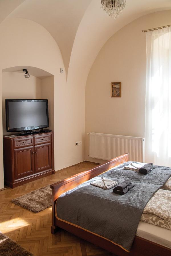 Theatroom Apartman Eger Buitenkant foto