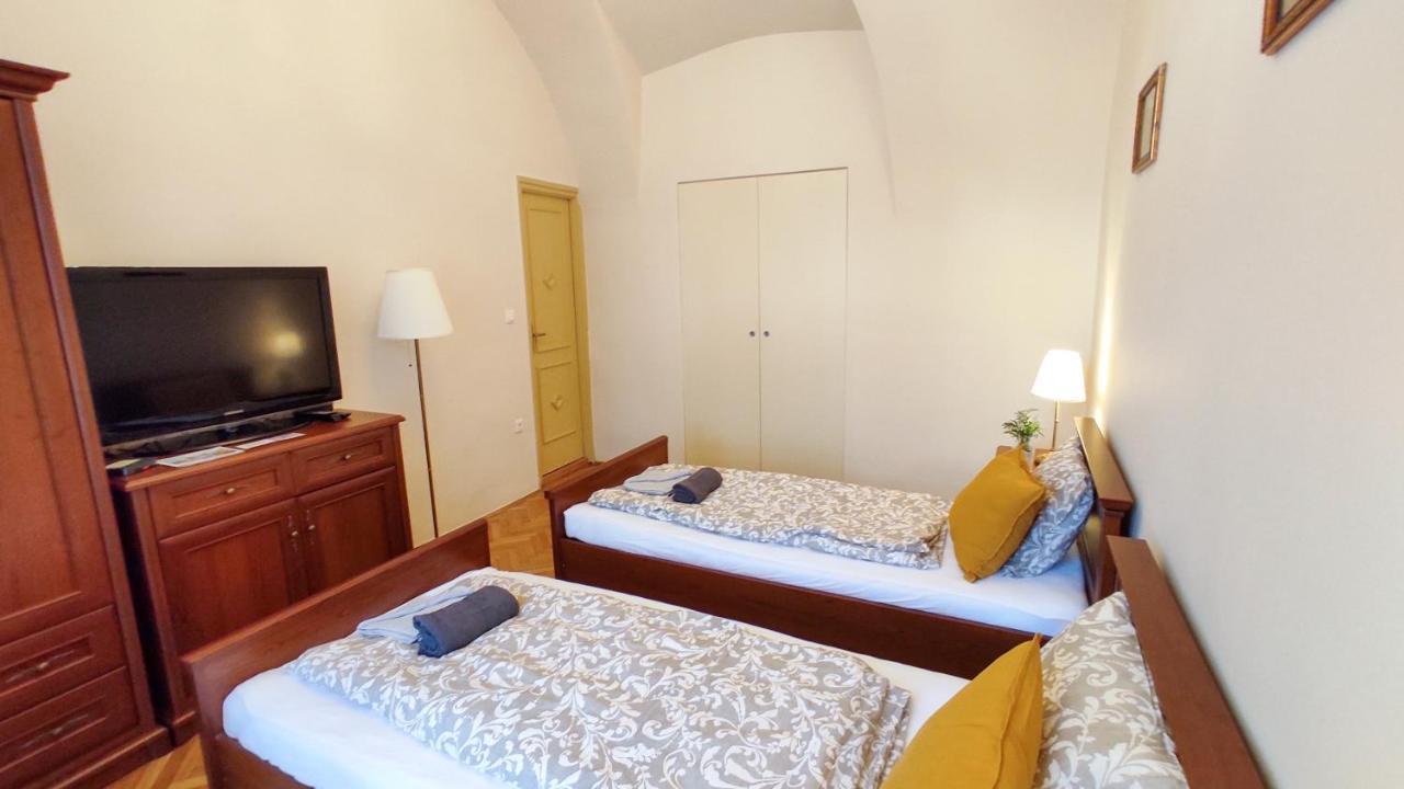 Theatroom Apartman Eger Buitenkant foto