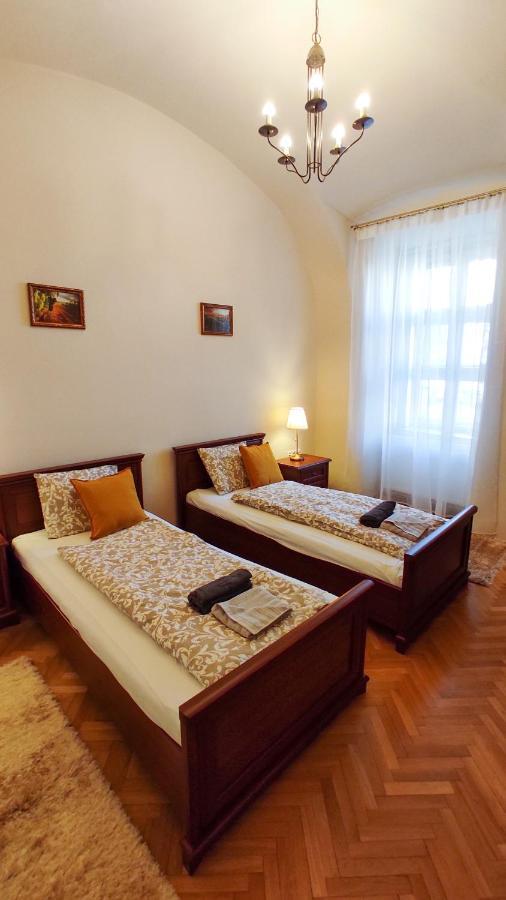 Theatroom Apartman Eger Buitenkant foto