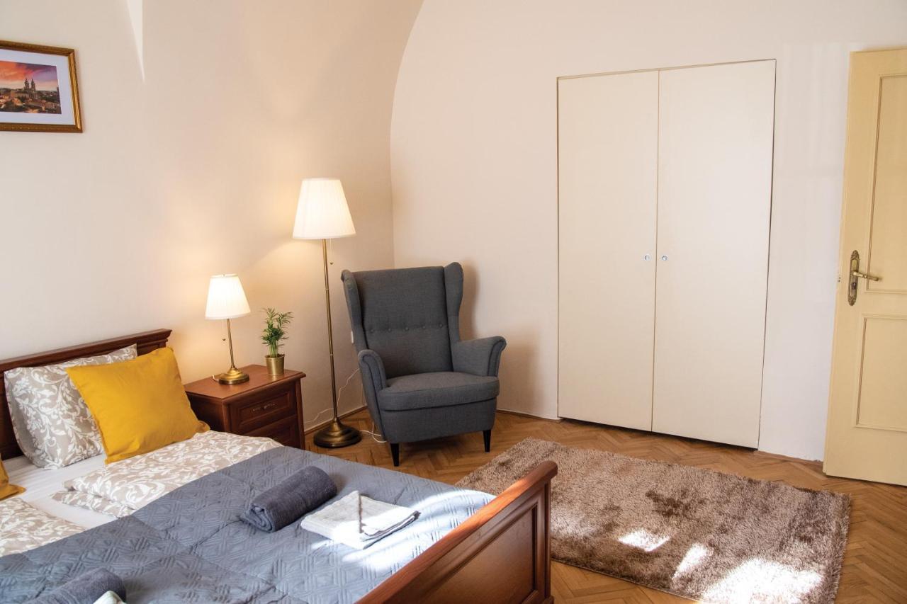 Theatroom Apartman Eger Buitenkant foto