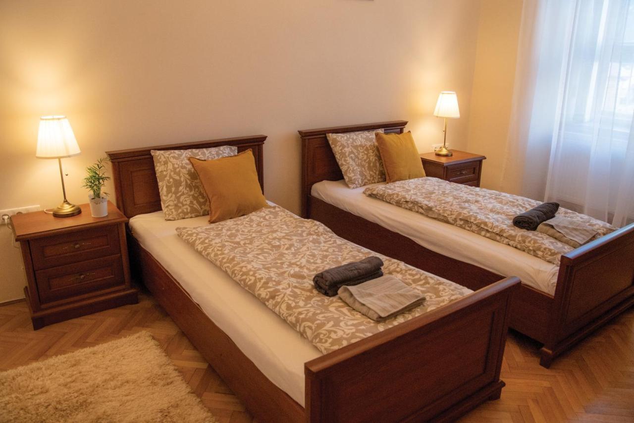 Theatroom Apartman Eger Buitenkant foto