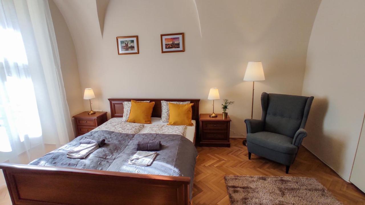 Theatroom Apartman Eger Buitenkant foto