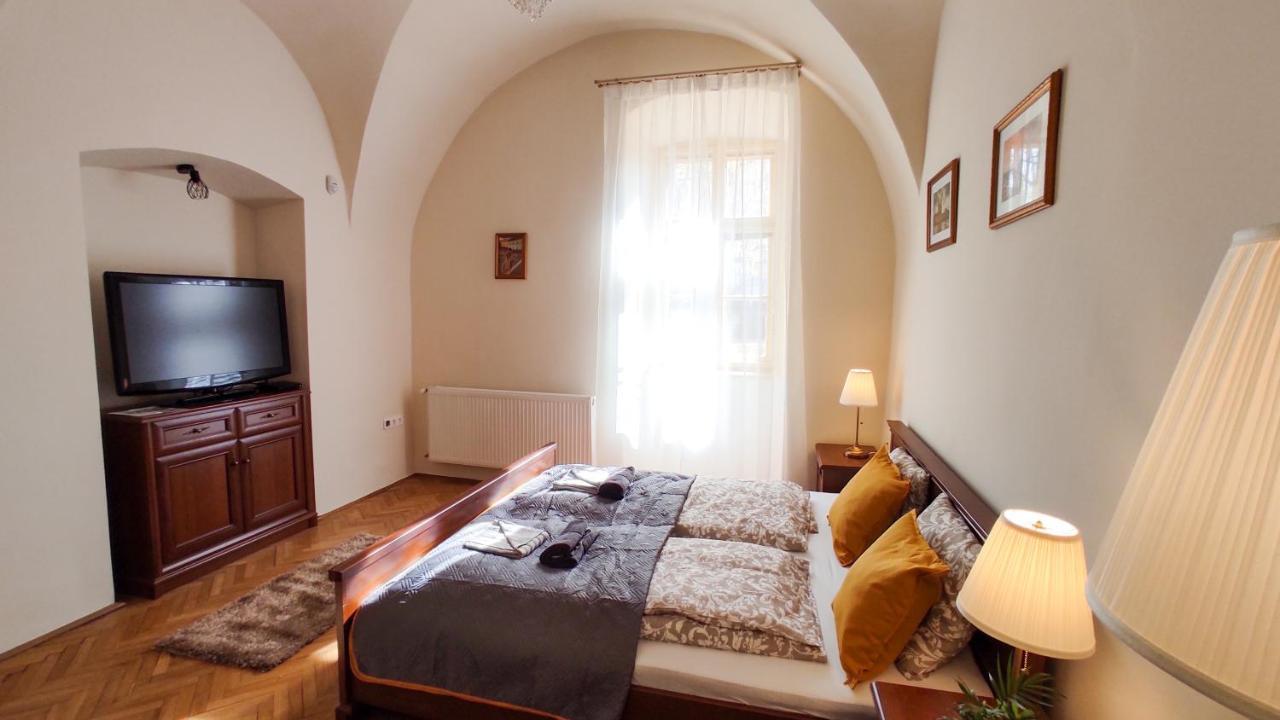 Theatroom Apartman Eger Buitenkant foto